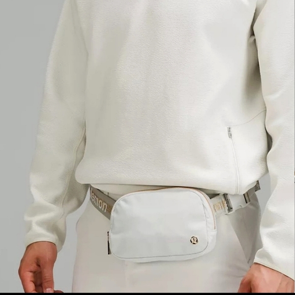 New Lululemon Everywhere Belt Bag, Limited edition, Vapor/Gold/White - Picture 13 of 14